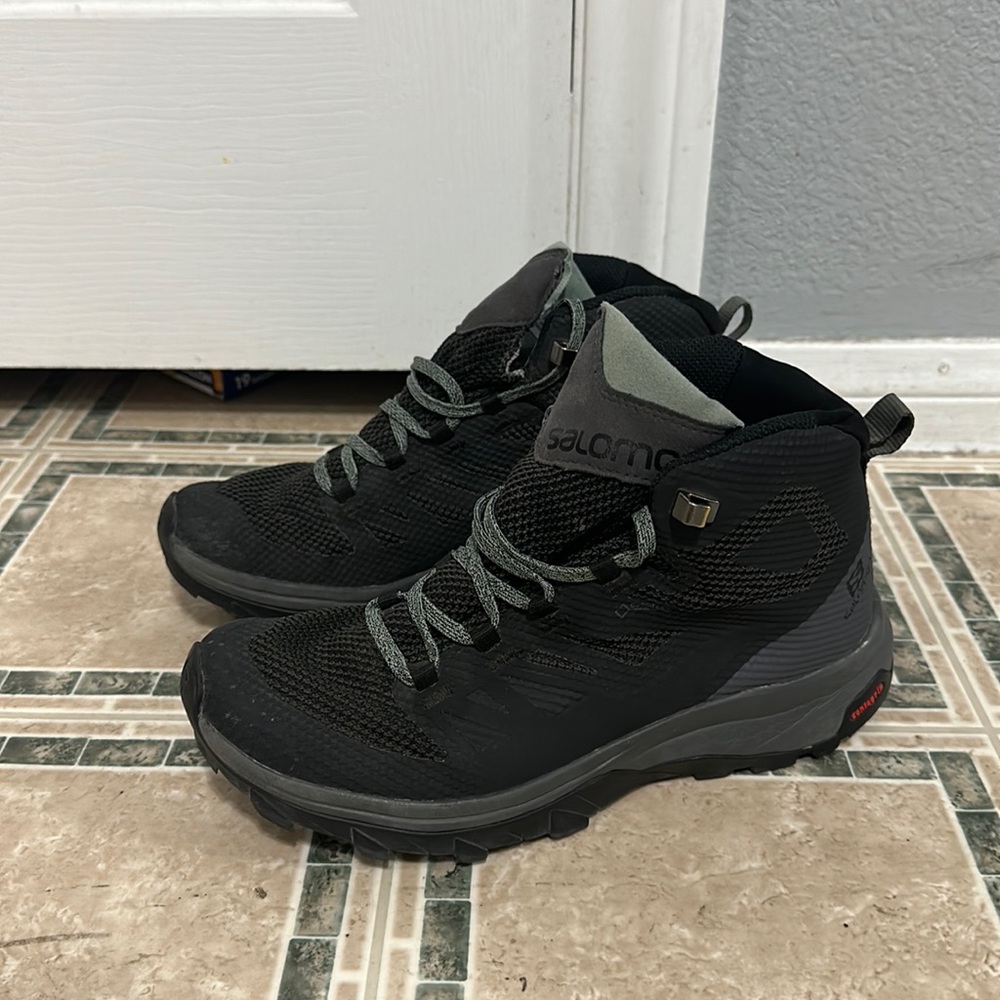 Salomon Outline Mid GTX waterproof Hiking Boots women’s 7.5